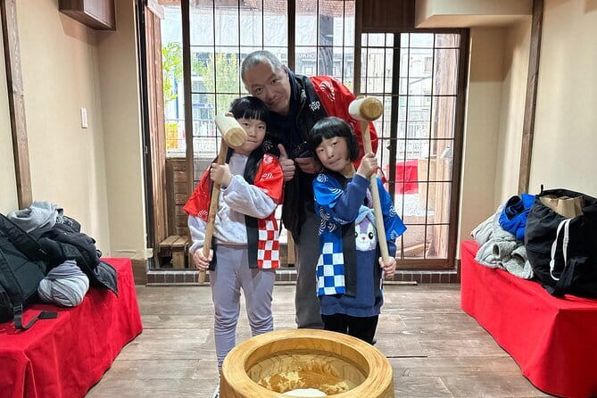 【Family Friendly】Traditional Mochi Pounding Experience - From steamed rice to a shared bowl of mochi
