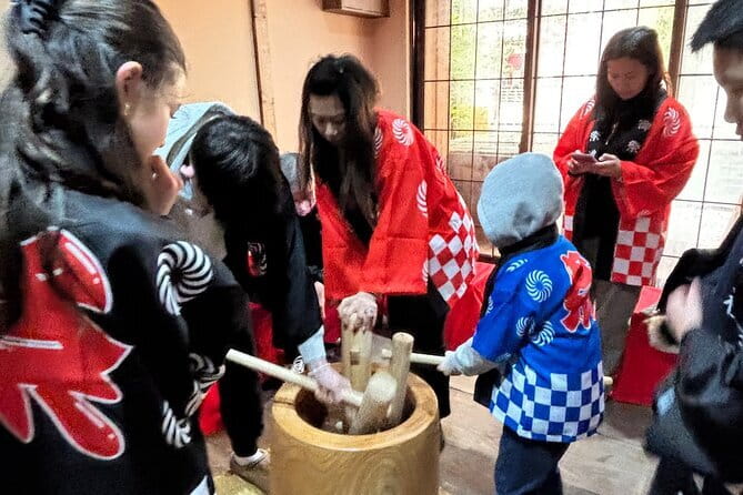 【Family Friendly】Traditional Mochi Pounding Experience - A short cultural stop in Dotonbori