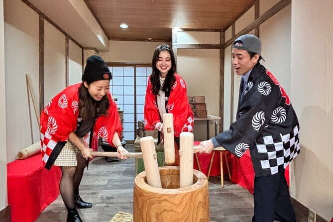 【For adult】Traditional Mochi Pounding Experience with Tasting - Turning steamed rice into mochi
