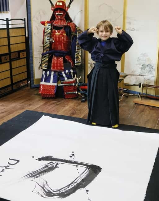 Learning Shodo with a kimono and Trying Samurai Calligraphy - Learning the brush, not just copying a character