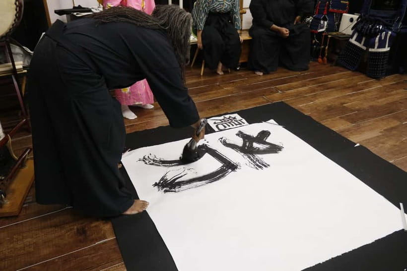 Learning Shodo with a kimono and Trying Samurai Calligraphy - Photos, hair and family participation