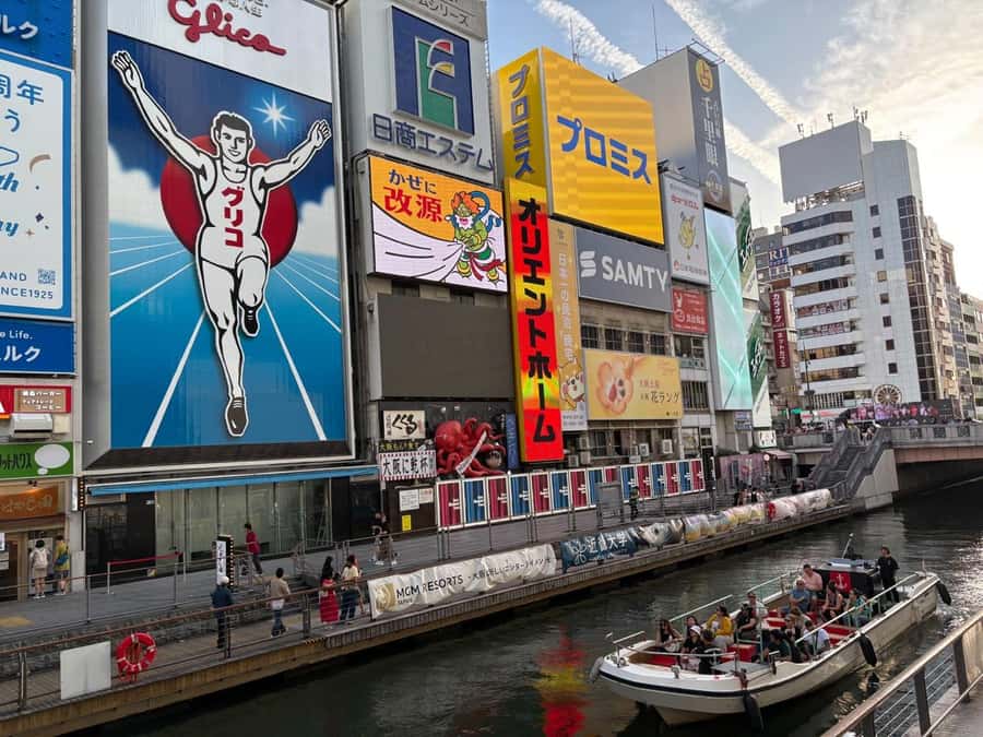 Osaka: Dotonbori's Bridges 20-Minute Cruise - Passing the bridges and neon