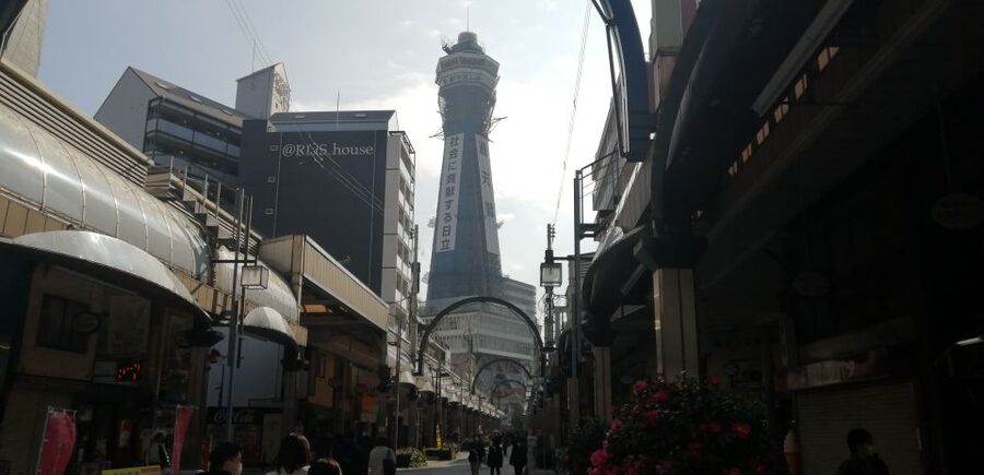 Osaka: Five Must-See Highlights Walking Tour & Ramen Lunch - Shitennoji: one of Japan’s oldest temples