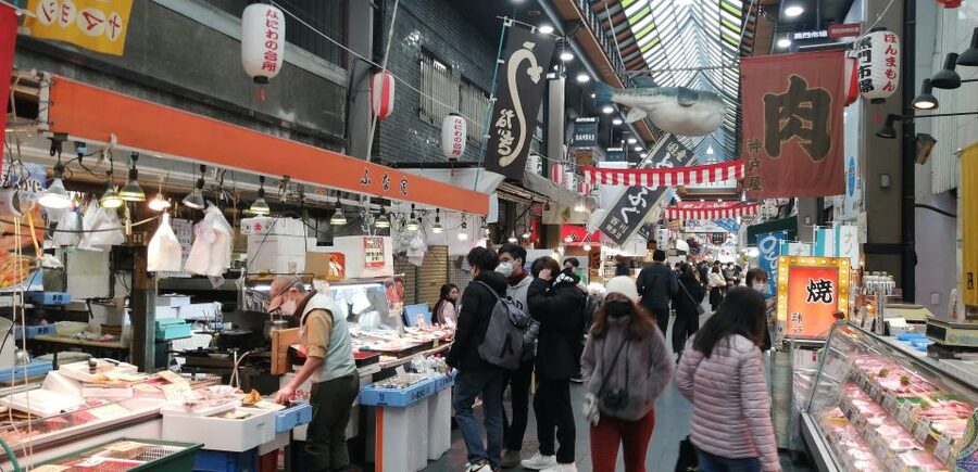 Osaka: Five Must-See Highlights Walking Tour & Ramen Lunch - Kuromon Market: food stalls and local browsing