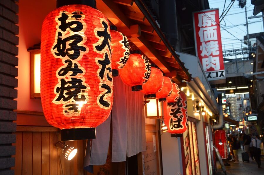 Osaka: Food Tour at Night with Tastings - The stories between the plates