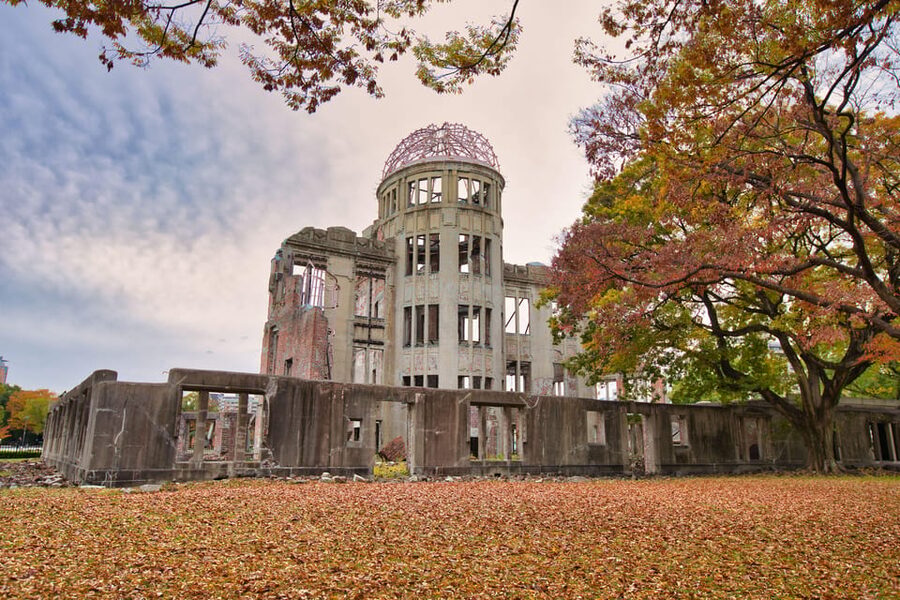 Osaka/Kyoto: Hiroshima Miyajima Bus Tour & Shinkansen Ticket - A 12-hour day linking two very different places
