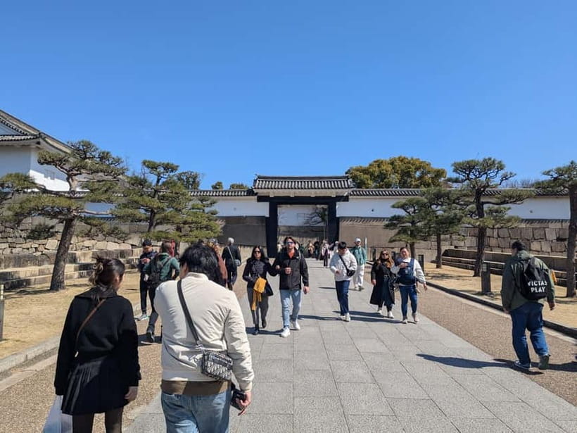 Osaka: Osaka Castle Guided Tour with Local Guide - Local guides bring the history down to earth