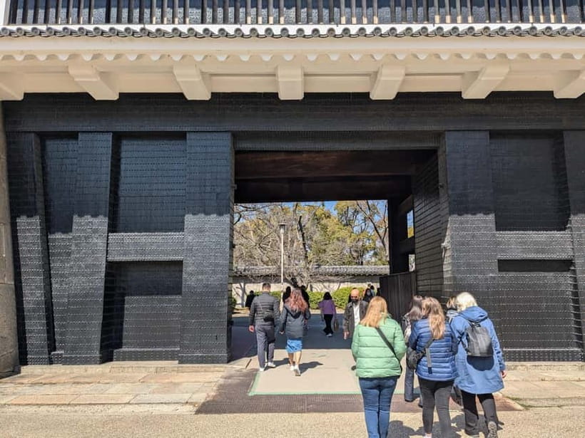 Osaka: Osaka Castle Guided Tour with Local Guide - A group small enough for questions