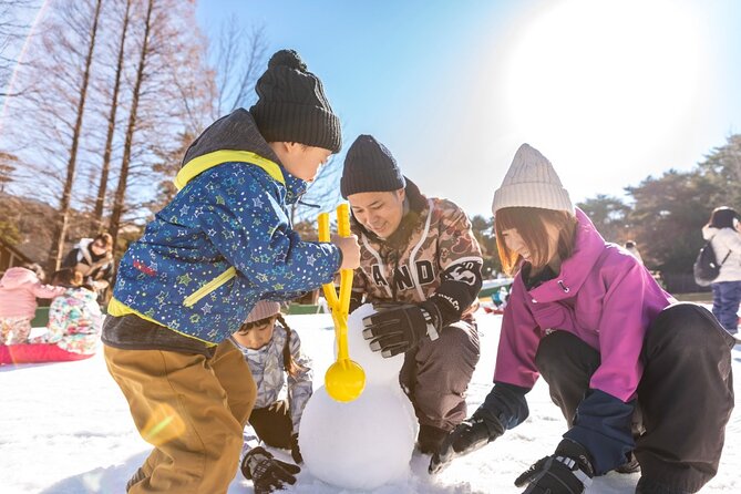 Play with Snow Crab Buffet Lunch and Strawberry Picking Bus Tour - A winter day built around variety