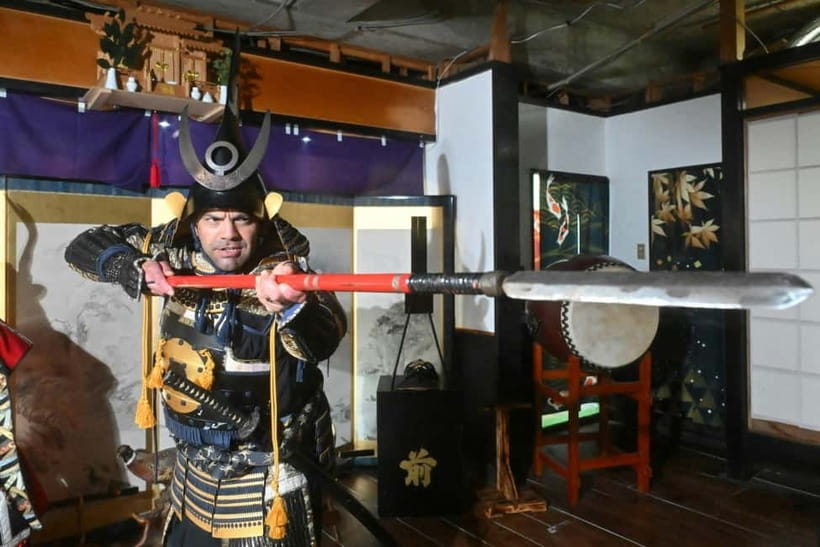 Samurai Armor & Sword experience with phot near Osaka Castle - Sword etiquette, from belt to ready position
